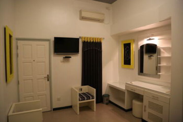 Room 12 of 33