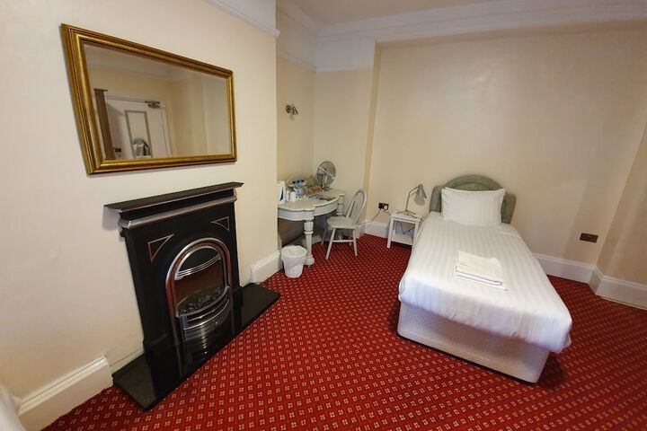 Room 7 of 93