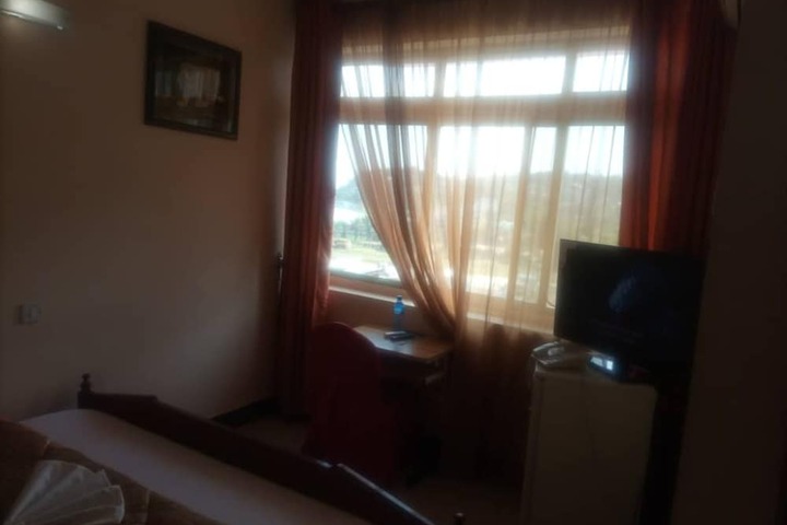Room 13 of 36