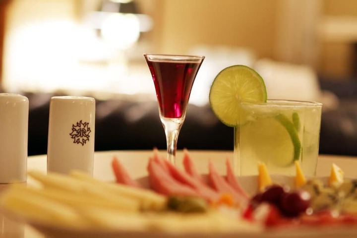 Lounge 102 of 125