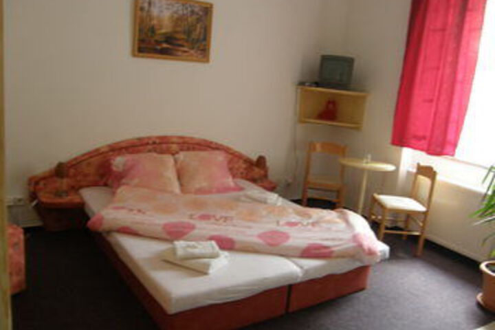 Room 10 of 28