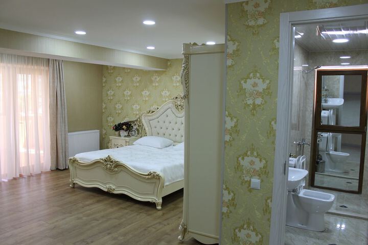 Room 9 of 33