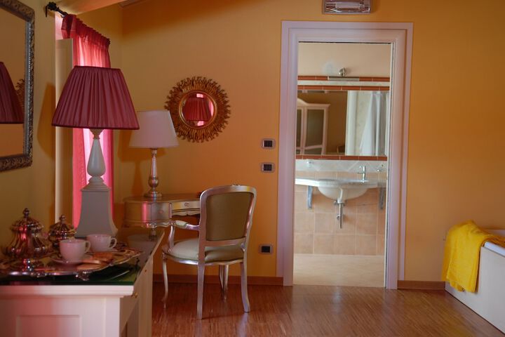Room 6 of 98