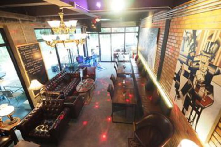 Lounge 17 of 31