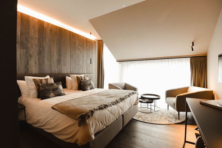 Room 11 of 102