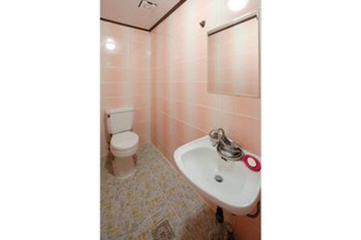 Room 3 of 89