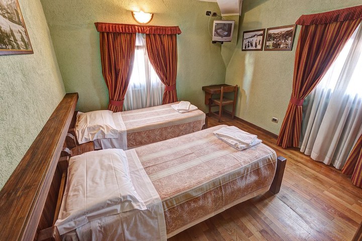 Room 2 of 9