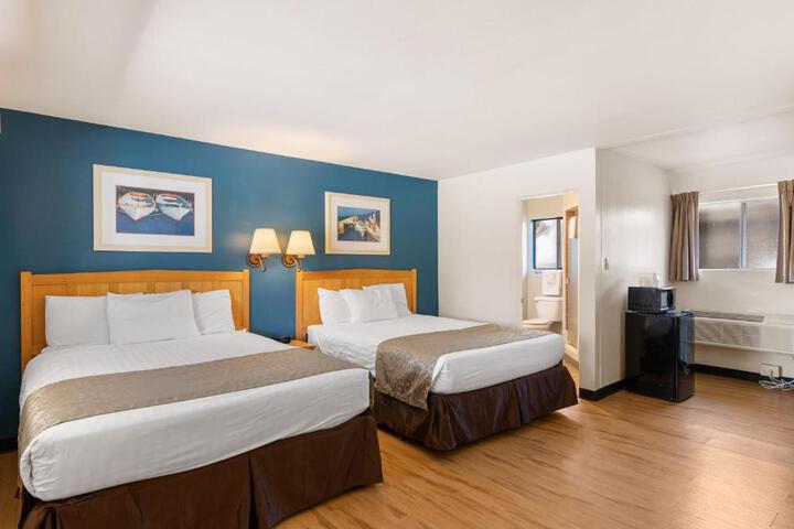 2 Queen Beds Poolside Pet Friendly (2 of 19)