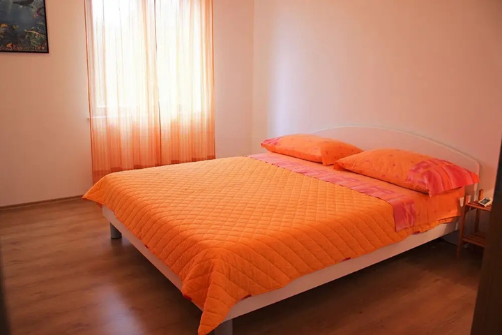 Room 6 of 12