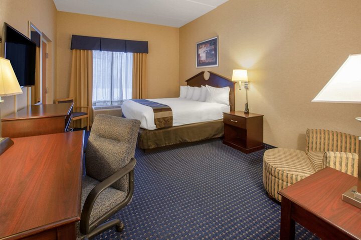 1 King Bed (4 of 10)