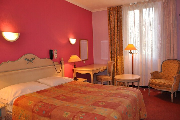 Room 11 of 40