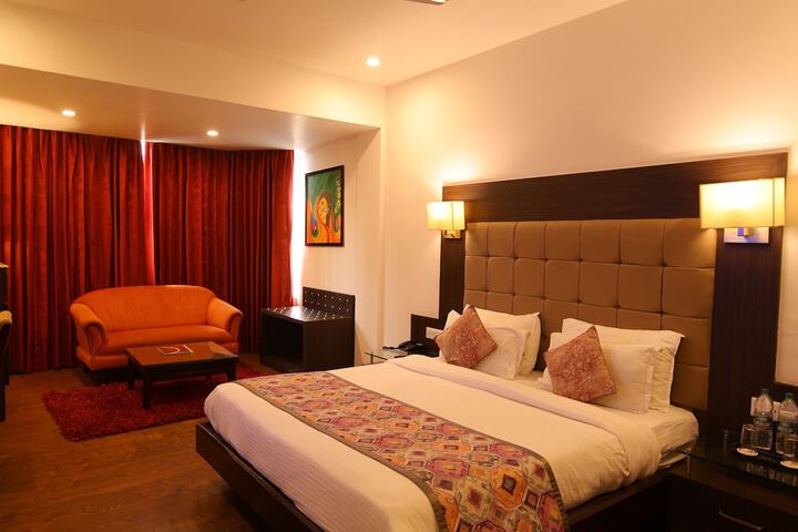 Room 16 of 38