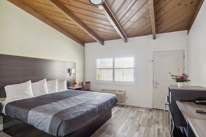 Standard | King Bed (8 of 10)