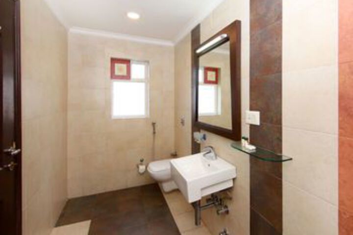 Room 4 of 32