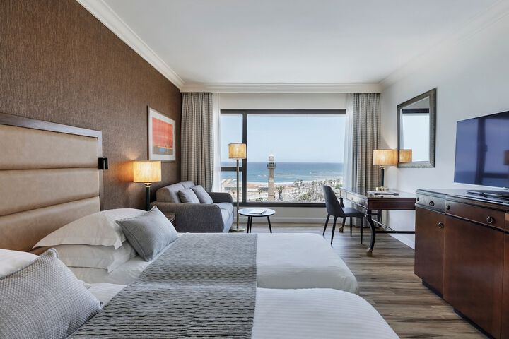 Room 42 of 168
