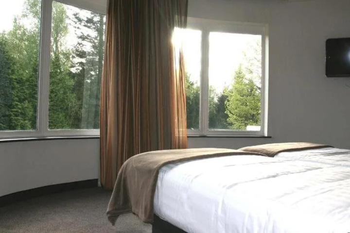 Room 5 of 7