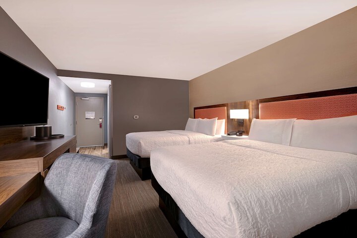 2 Queen Beds Hearing Accessible (1 of 5)