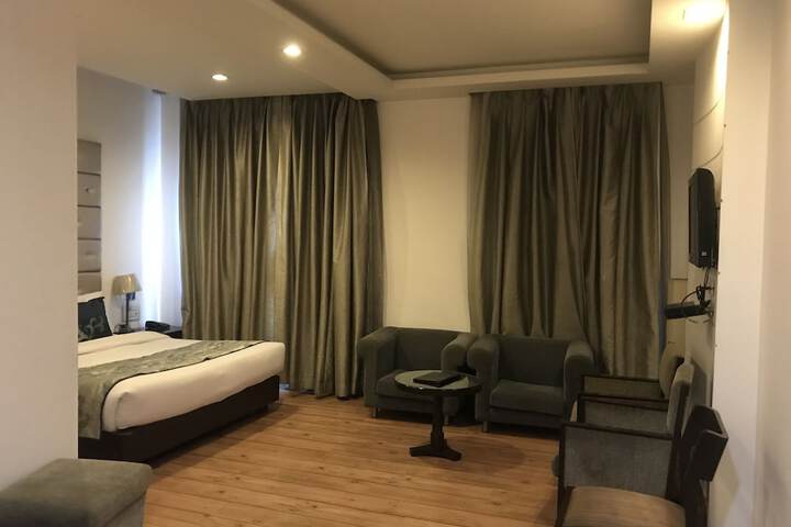Room 9 of 37