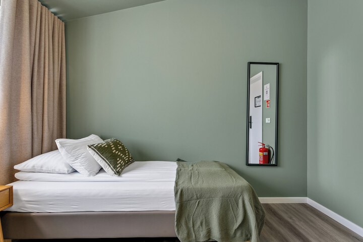 Room 28 of 87