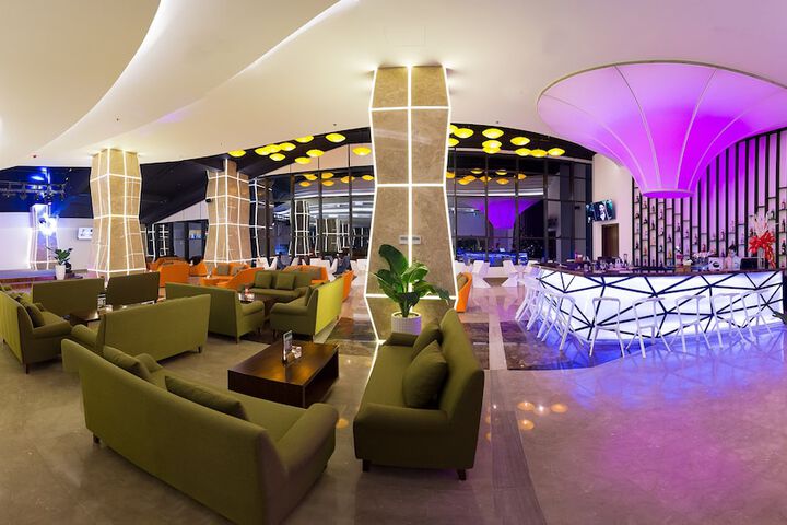 Lounge 76 of 101