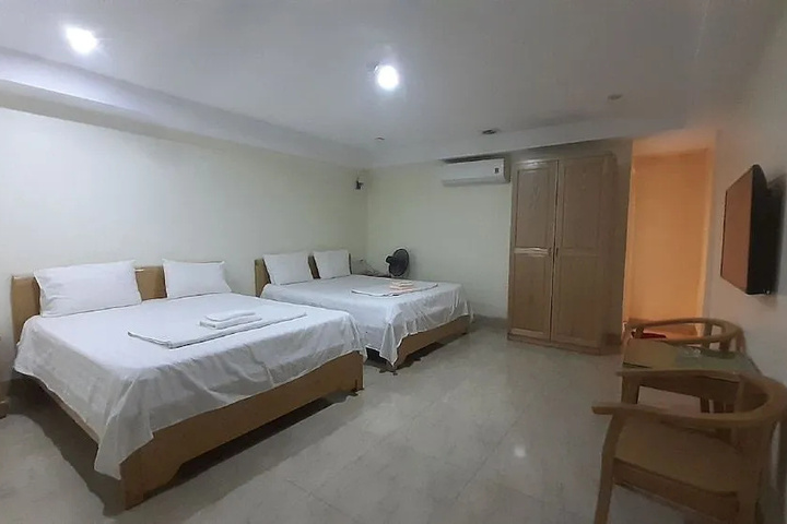 Room 6 of 10