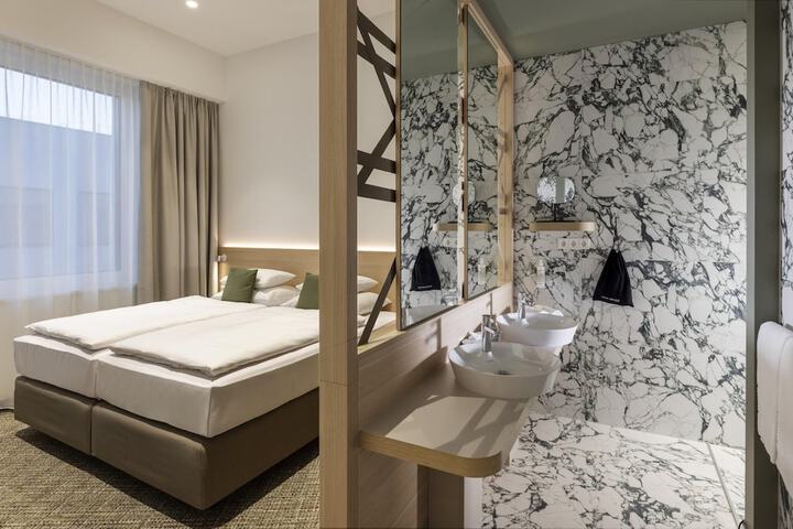 Room 32 of 72