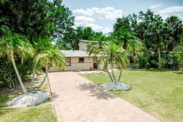 6061 Border Ln Home in Sarasota, FL