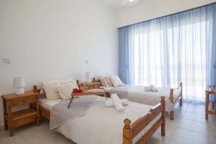 Room 6 of 28