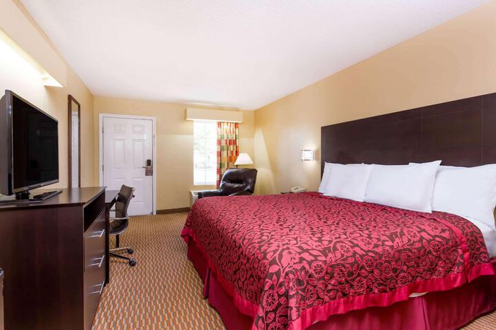 1 King Bed (2 of 14)