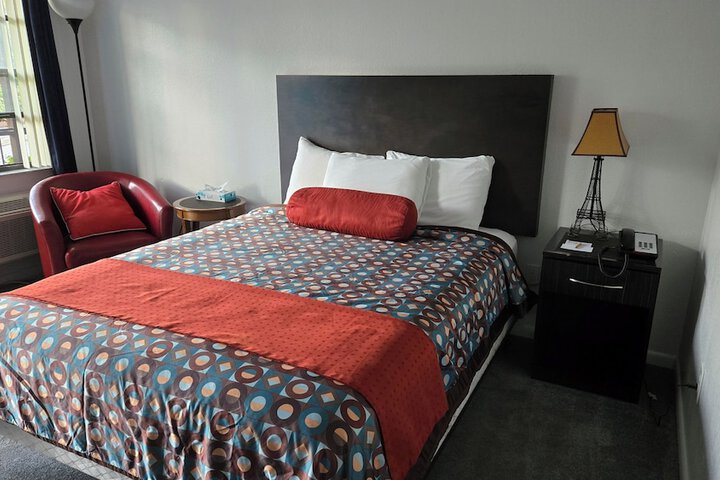 1 Queen Bed (8 of 8)