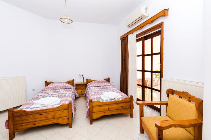 Room 2 of 8