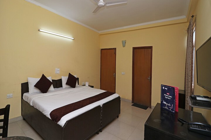 Room 9 of 12