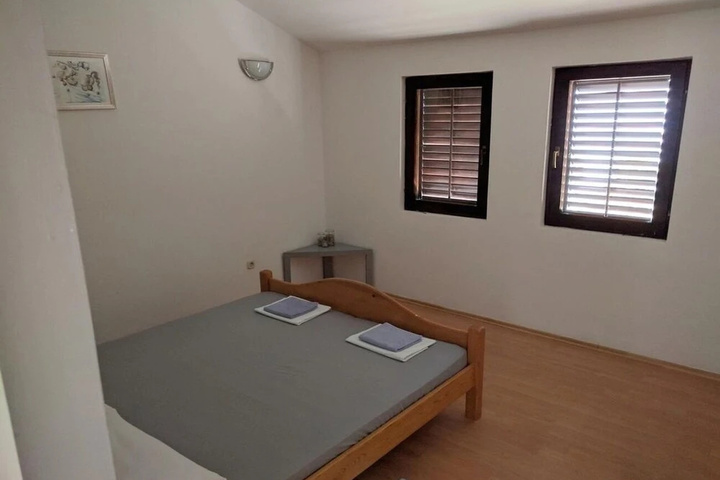Room 5 of 9