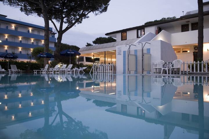 Hotel with Pool