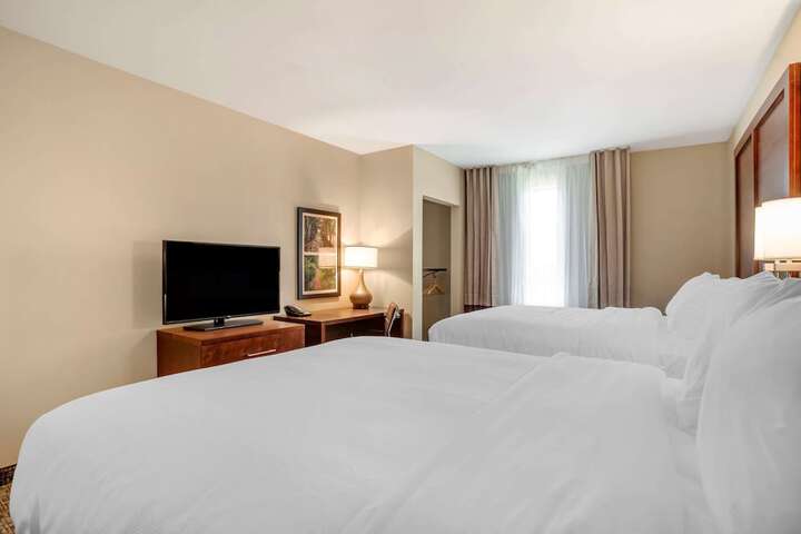 2 Queen Beds (6 of 15)