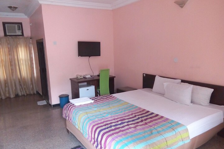Room 9 of 16