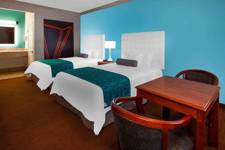 2 Queen Beds (5 of 16)