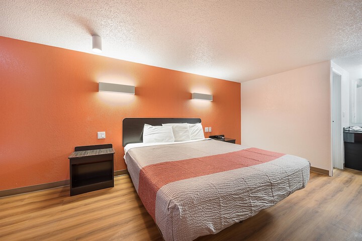 1 King Bed (12 of 12)