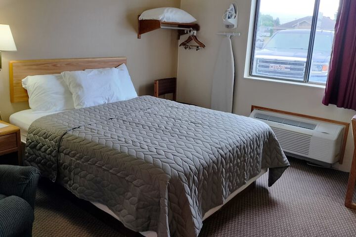 Standard Queen Bed Accessible (8 of 13)