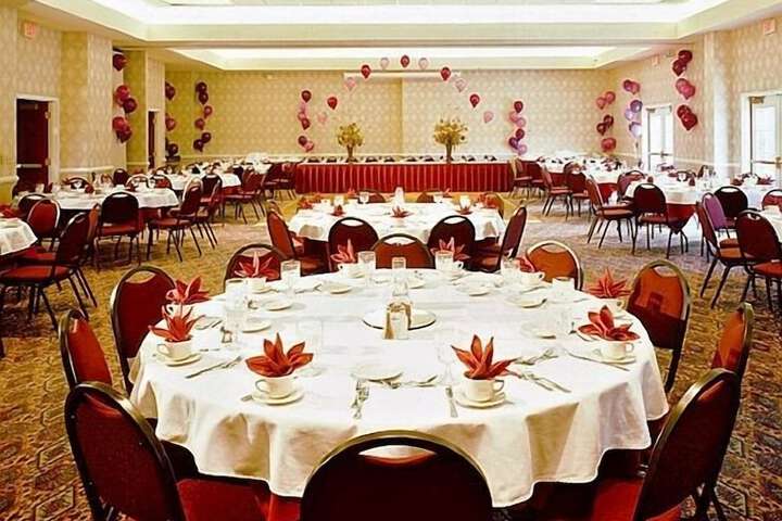 Ballroom/Hall 13 of 17