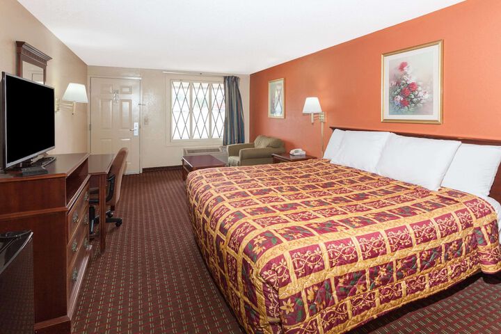1 King Bed Accessible (7 of 9)