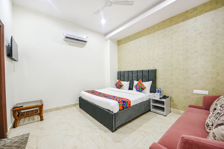 Room 13 of 32