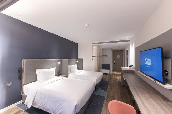 Room 5 of 33