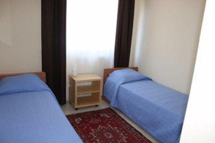 Room 6 of 28