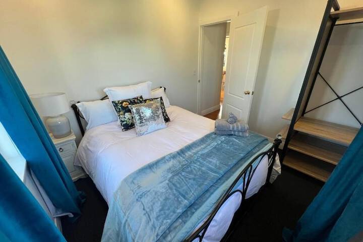 Room 2 of 83