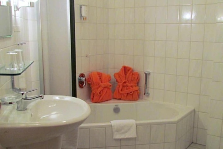 Room 2 of 44