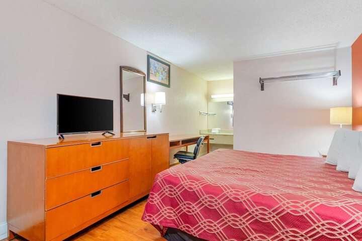 1 King Bed (1 of 10)