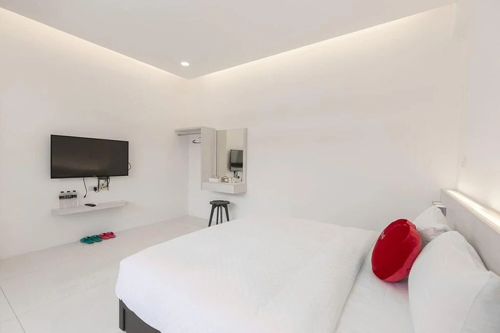 Room 6 of 10