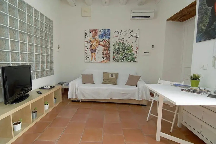 Room 5 of 12