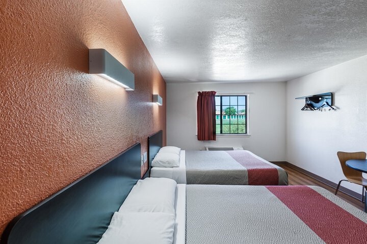2 Queen Beds Accessible (2 of 7)